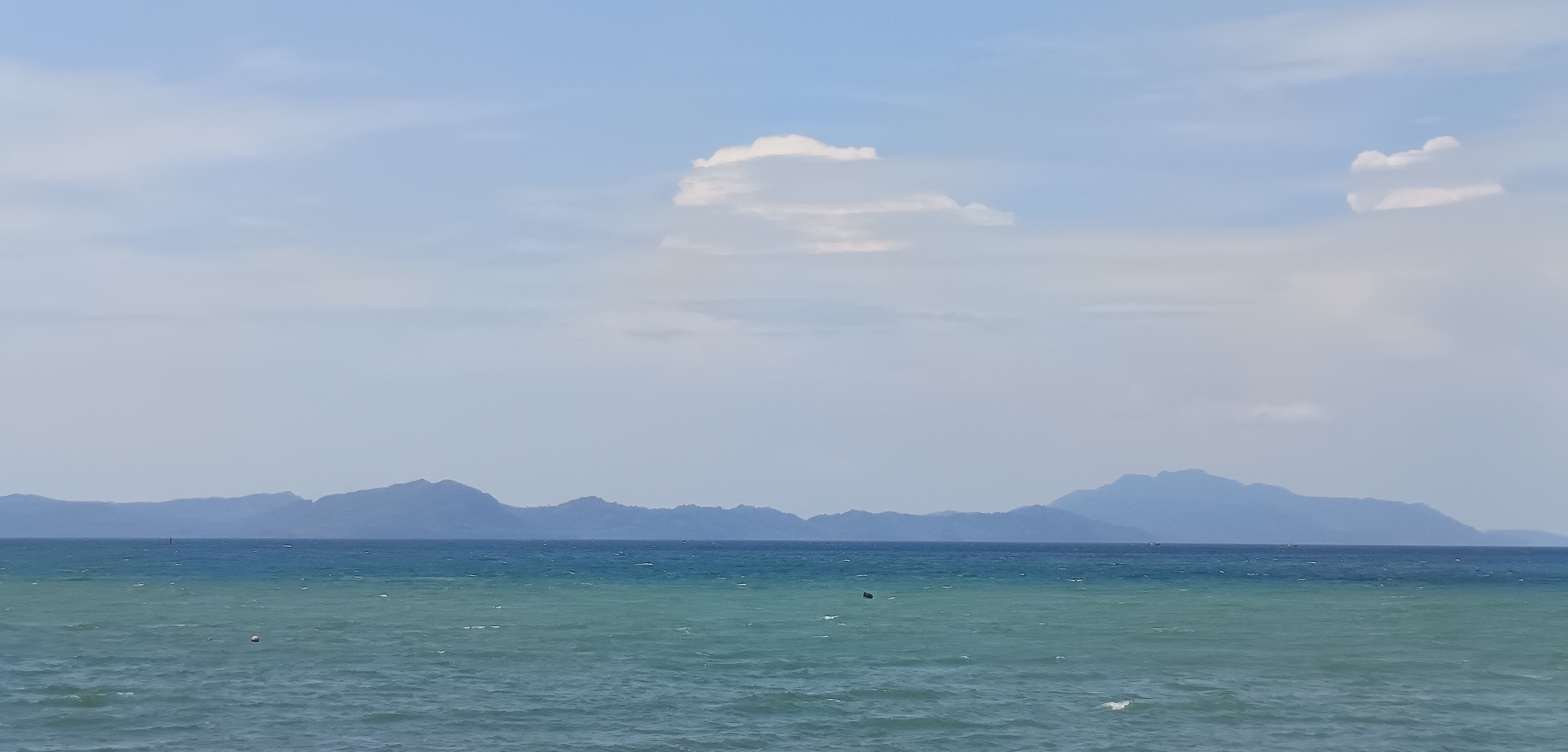 Gelombang laut Aceh untuk suasana halaman surf