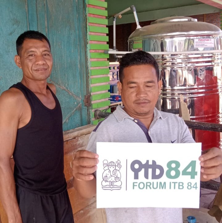 Forum ITB 84 Salurkan Mesin Penyuling Air untuk Korban Banjir di Telaga Meuku I, Aceh Tamiang