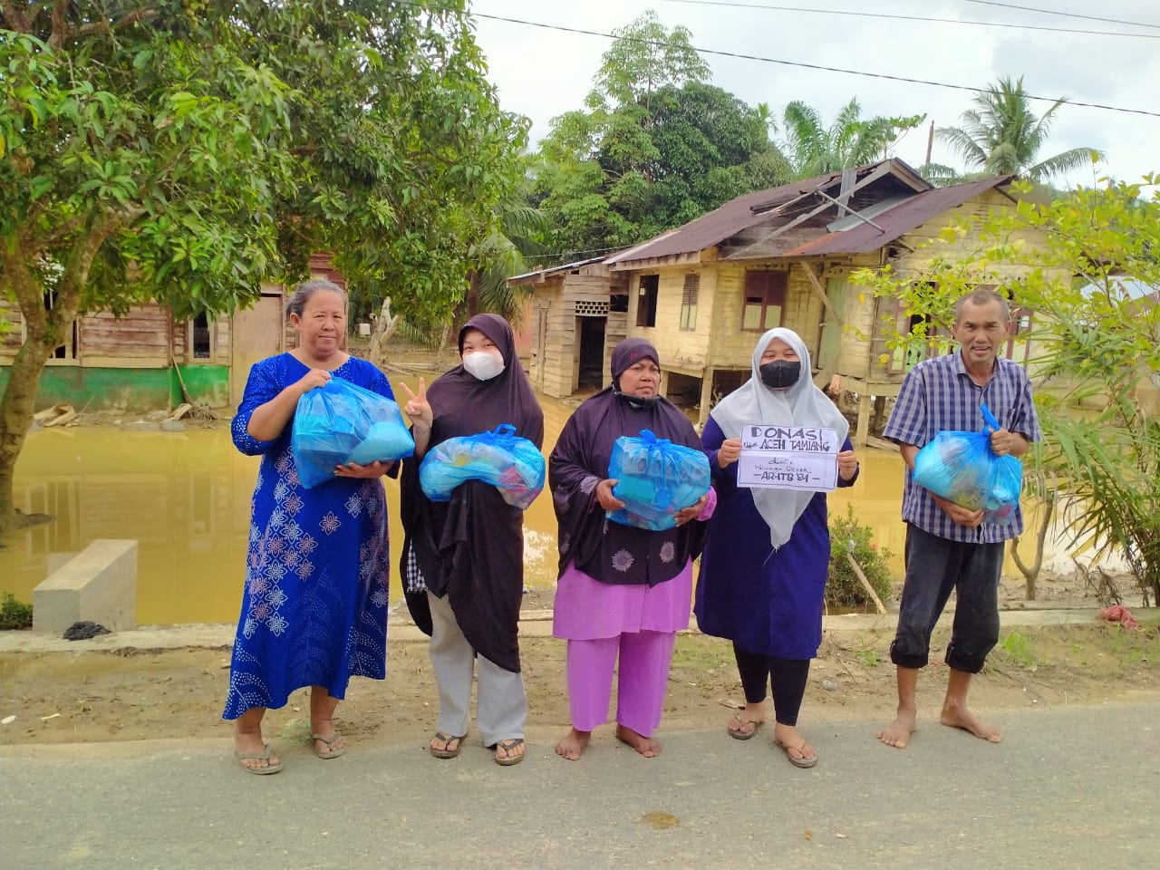 Forum ITB 84 Salurkan Mesin Penyuling Air untuk Korban Banjir di Telaga Meuku I, Aceh Tamiang 2