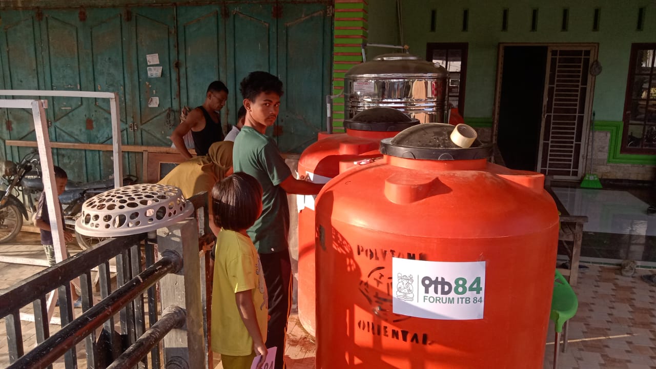 Forum ITB 84 Salurkan Mesin Penyuling Air untuk Korban Banjir di Telaga Meuku I, Aceh Tamiang 3